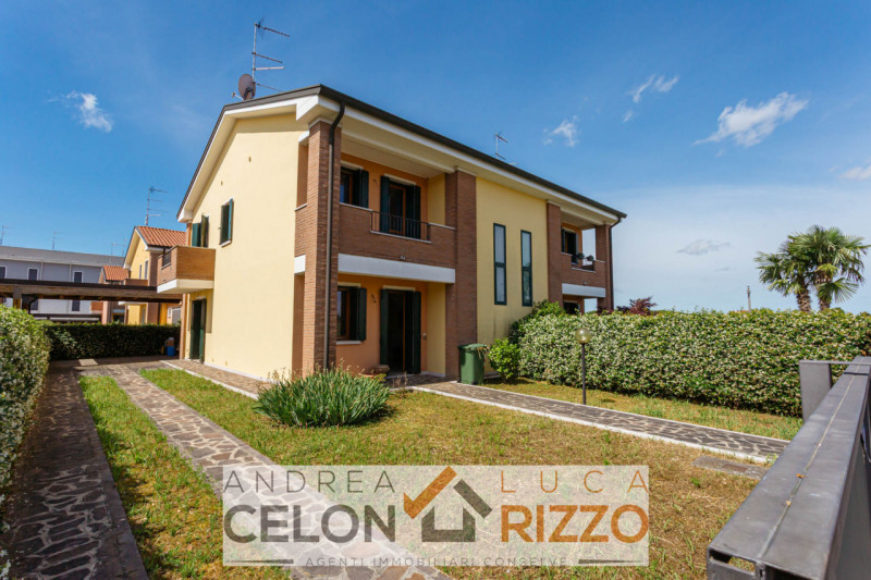 Scopri la tua nuova casa nel cuore di Pozzonovo! Proponiamo in vendita una splendida porzione di ...