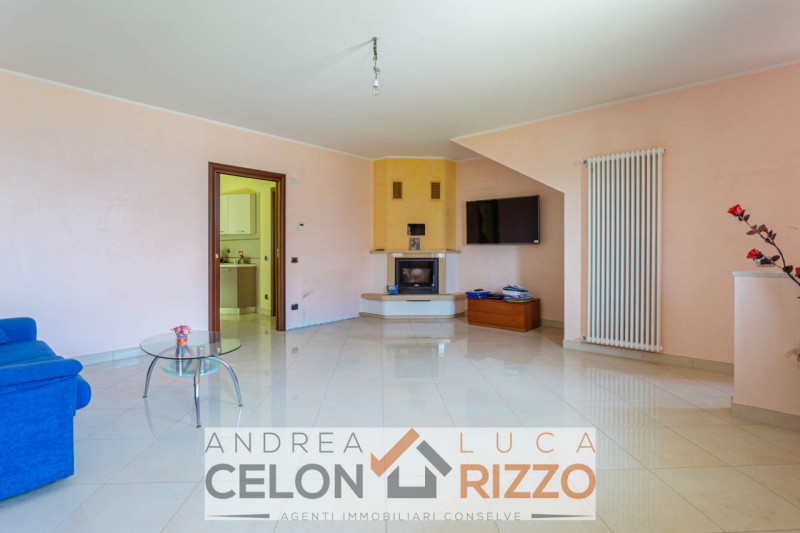 Scopri la tua nuova casa nel cuore di Pozzonovo! Proponiamo in vendita una splendida porzione di ...