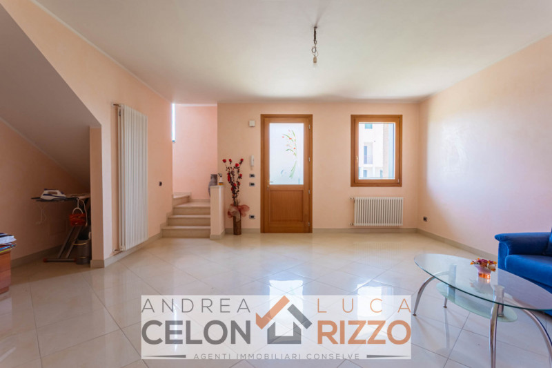 Scopri la tua nuova casa nel cuore di Pozzonovo! Proponiamo in vendita una splendida porzione di ...