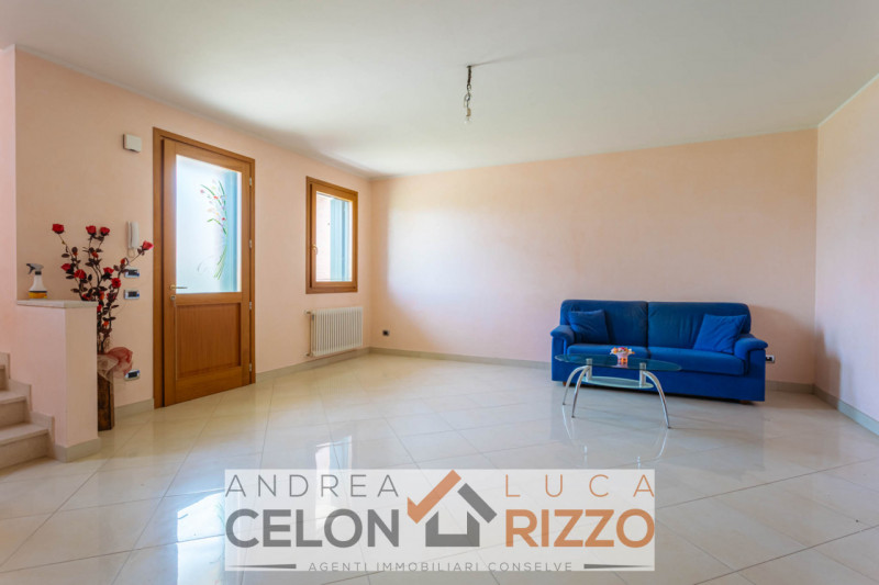 Scopri la tua nuova casa nel cuore di Pozzonovo! Proponiamo in vendita una splendida porzione di ...