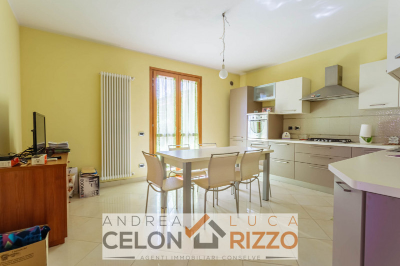 Scopri la tua nuova casa nel cuore di Pozzonovo! Proponiamo in vendita una splendida porzione di ...