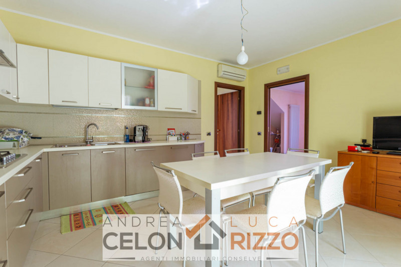 Scopri la tua nuova casa nel cuore di Pozzonovo! Proponiamo in vendita una splendida porzione di ...