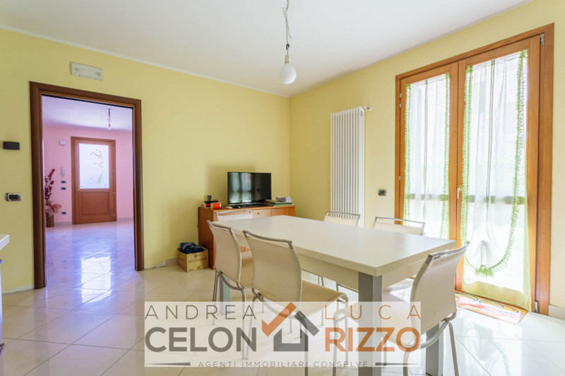 Scopri la tua nuova casa nel cuore di Pozzonovo! Proponiamo in vendita una splendida porzione di ...