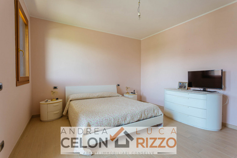 Scopri la tua nuova casa nel cuore di Pozzonovo! Proponiamo in vendita una splendida porzione di ...