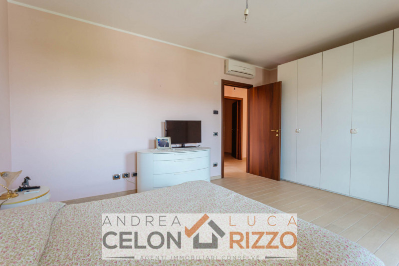 Scopri la tua nuova casa nel cuore di Pozzonovo! Proponiamo in vendita una splendida porzione di ...