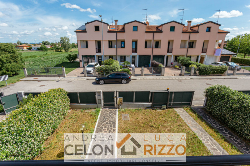 Scopri la tua nuova casa nel cuore di Pozzonovo! Proponiamo in vendita una splendida porzione di ...