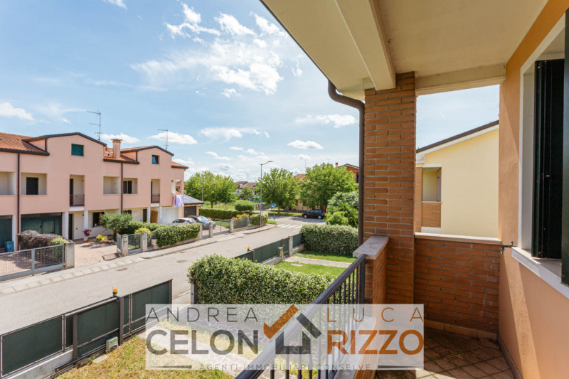 Scopri la tua nuova casa nel cuore di Pozzonovo! Proponiamo in vendita una splendida porzione di ...