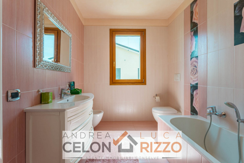 Scopri la tua nuova casa nel cuore di Pozzonovo! Proponiamo in vendita una splendida porzione di ...