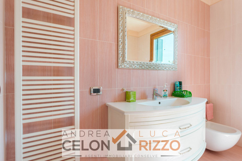 Scopri la tua nuova casa nel cuore di Pozzonovo! Proponiamo in vendita una splendida porzione di ...