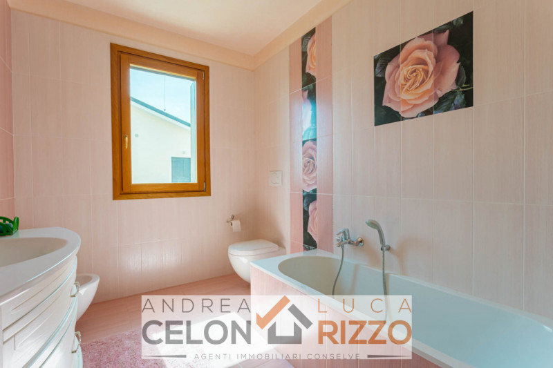 Scopri la tua nuova casa nel cuore di Pozzonovo! Proponiamo in vendita una splendida porzione di ...