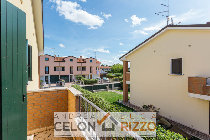 Scopri la tua nuova casa nel cuore di Pozzonovo! Proponiamo in vendita una splendida porzione di ...