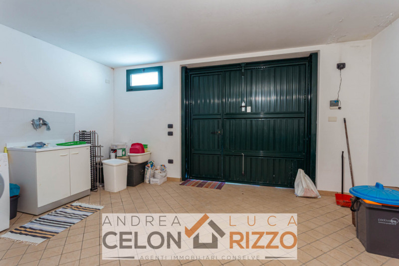 Scopri la tua nuova casa nel cuore di Pozzonovo! Proponiamo in vendita una splendida porzione di ...