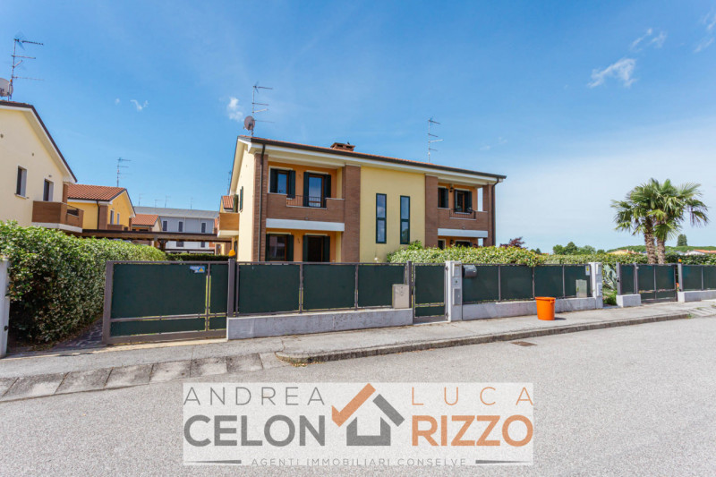 Scopri la tua nuova casa nel cuore di Pozzonovo! Proponiamo in vendita una splendida porzione di ...