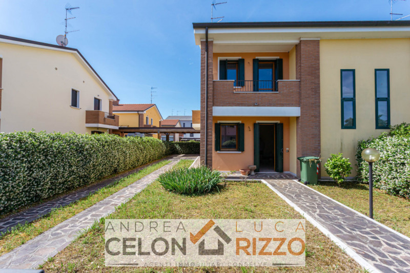 Scopri la tua nuova casa nel cuore di Pozzonovo! Proponiamo in vendita una splendida porzione di ...