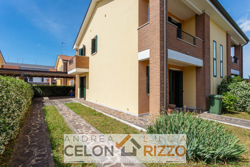 Scopri la tua nuova casa nel cuore di Pozzonovo! Proponiamo in vendita una splendida porzione di ...
