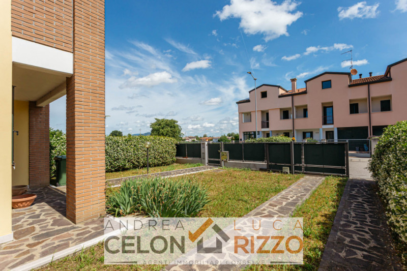 Scopri la tua nuova casa nel cuore di Pozzonovo! Proponiamo in vendita una splendida porzione di ...