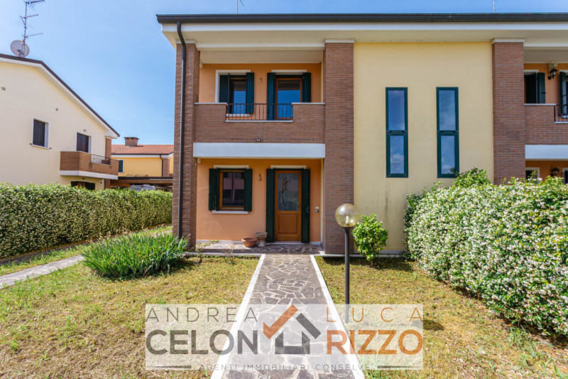 Scopri la tua nuova casa nel cuore di Pozzonovo! Proponiamo in vendita una splendida porzione di ...