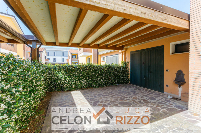 Scopri la tua nuova casa nel cuore di Pozzonovo! Proponiamo in vendita una splendida porzione di ...