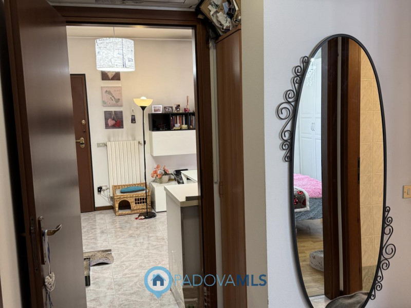 Immobile in esclusiva al Gruppo Padova MLS
Luminoso appartamento ultimo piano in piccola palazzin...