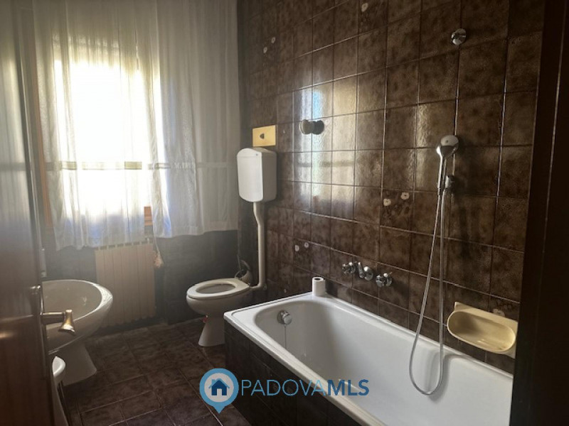 Immobile in esclusiva al Gruppo Padova MLS
Rubano in zona residenziale, comoda a scuole e servizi...