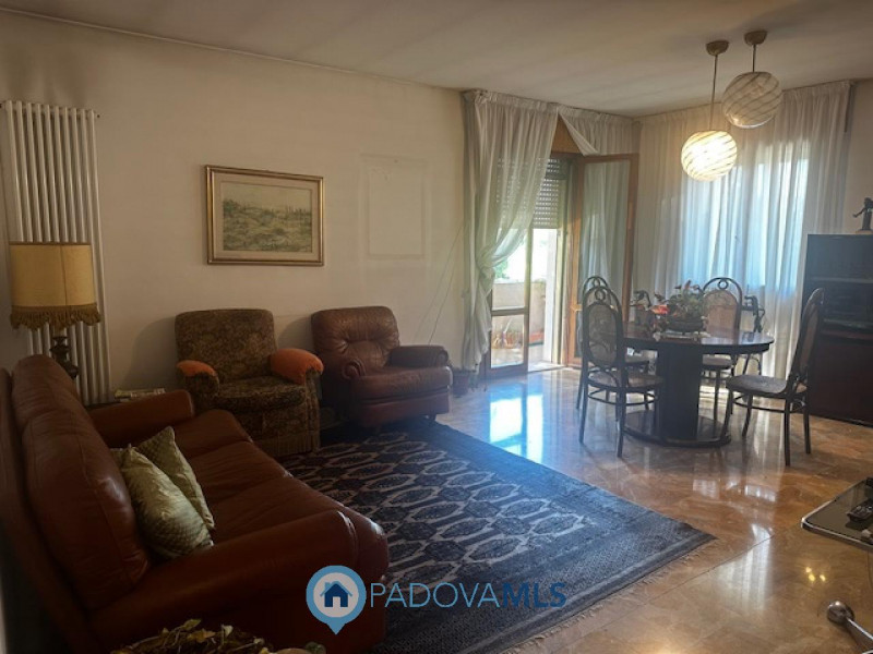 Immobile in esclusiva al Gruppo Padova MLS
Rubano in zona residenziale, comoda a scuole e servizi...