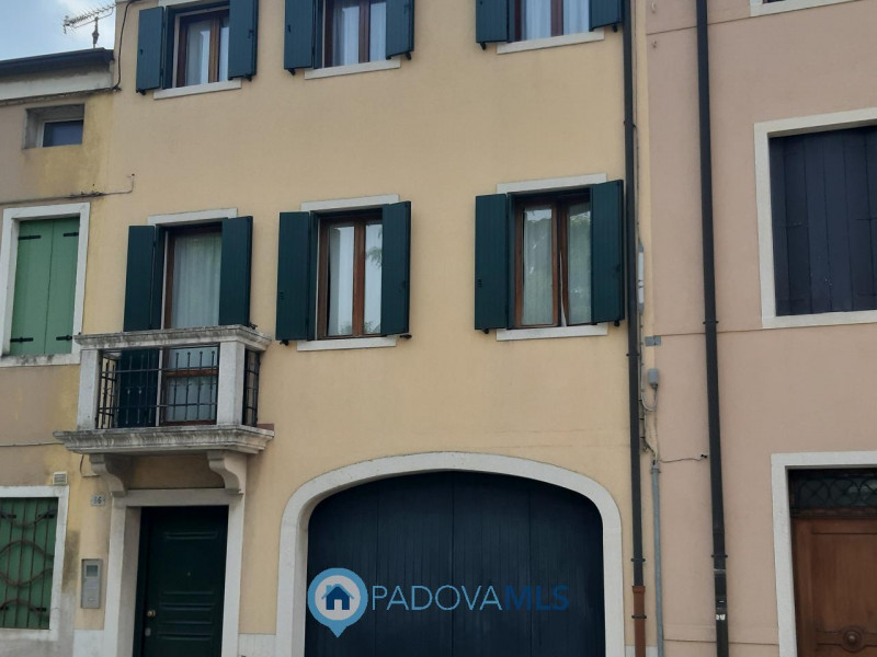 Immobile in esclusiva al Gruppo Padova MLS
Nel cuore del centro di Monselice, proponiamo in vendi...