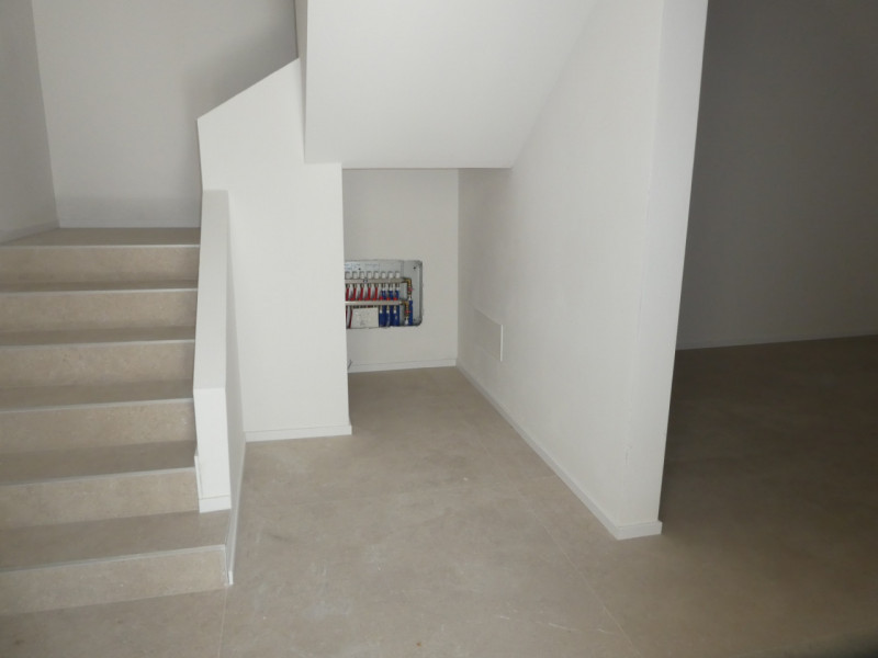 In zona ognissanti vendiamo casa singola disposta su 2 livelli RISTRUTTURATA A NUOVO.
Al piano te...