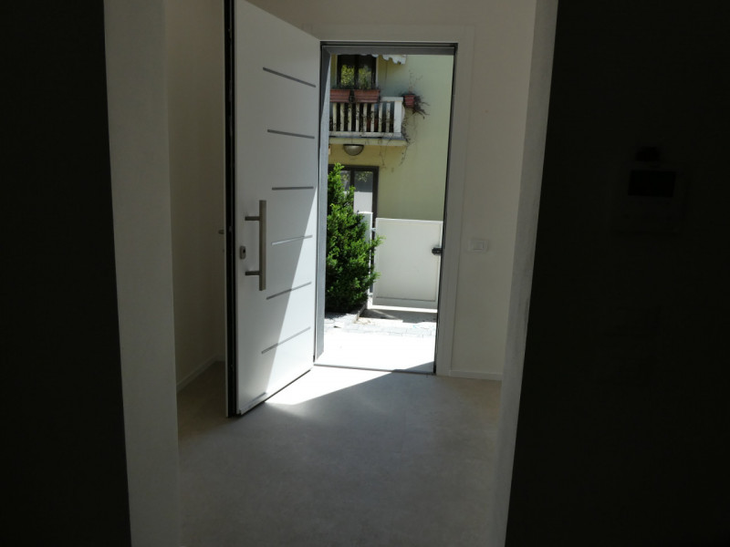 In zona ognissanti vendiamo casa singola disposta su 2 livelli RISTRUTTURATA A NUOVO.
Al piano te...