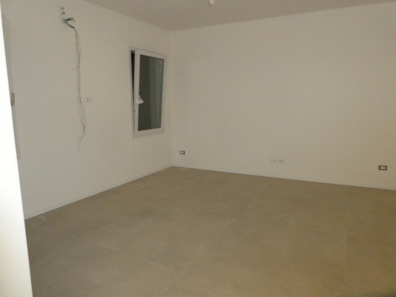 In zona ognissanti vendiamo casa singola disposta su 2 livelli RISTRUTTURATA A NUOVO.
Al piano te...