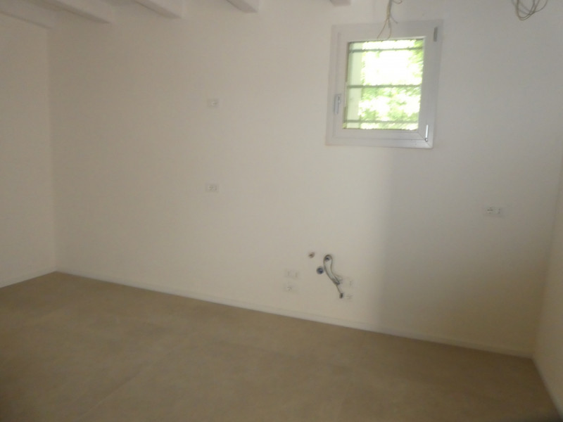 In zona ognissanti vendiamo casa singola disposta su 2 livelli RISTRUTTURATA A NUOVO.
Al piano te...