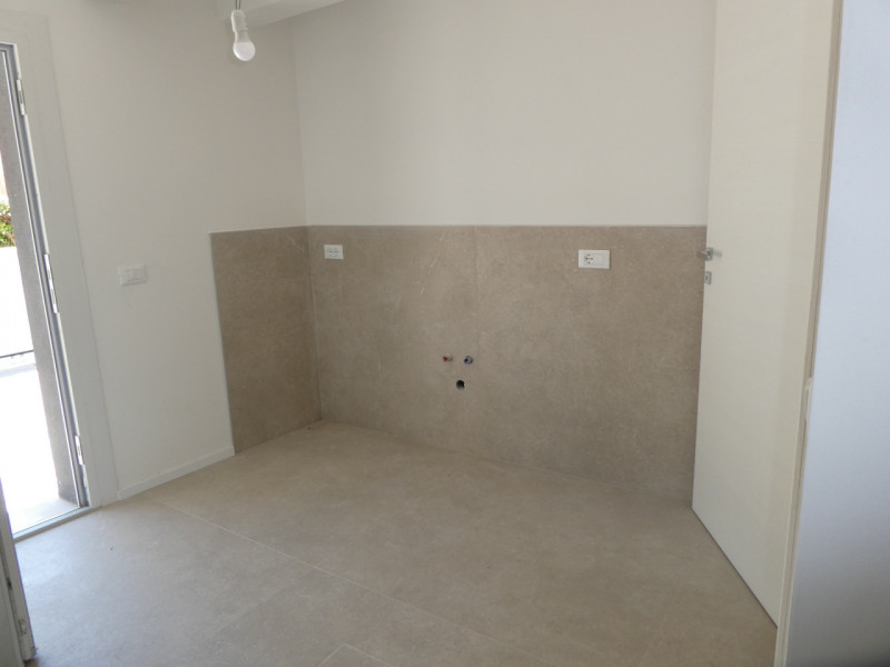 In zona ognissanti vendiamo casa singola disposta su 2 livelli RISTRUTTURATA A NUOVO.
Al piano te...