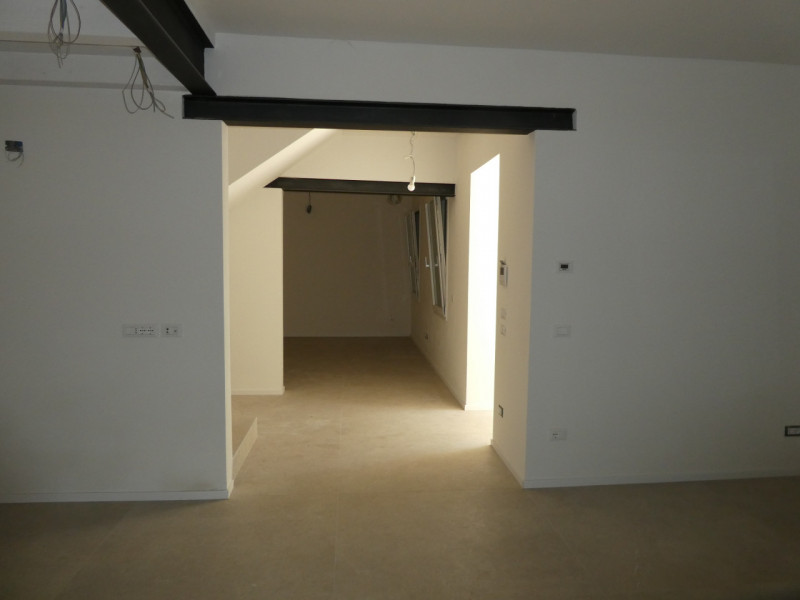 In zona ognissanti vendiamo casa singola disposta su 2 livelli RISTRUTTURATA A NUOVO.
Al piano te...