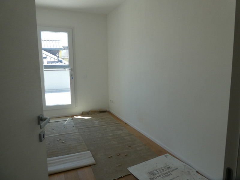 In zona ognissanti vendiamo casa singola disposta su 2 livelli RISTRUTTURATA A NUOVO.
Al piano te...
