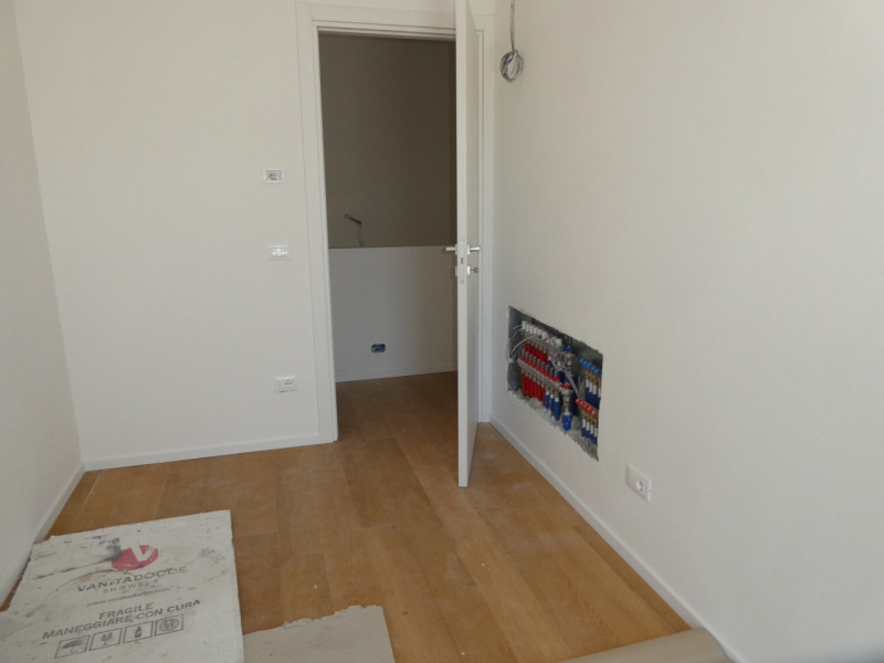 In zona ognissanti vendiamo casa singola disposta su 2 livelli RISTRUTTURATA A NUOVO.
Al piano te...