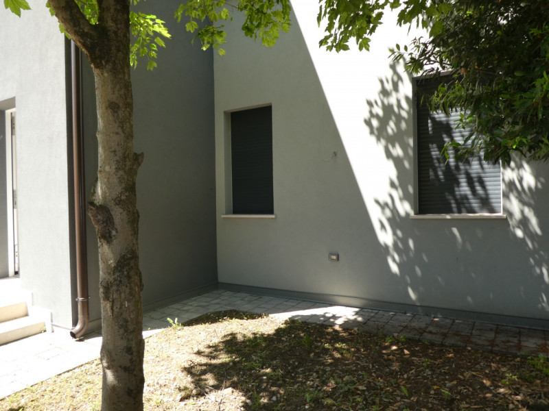 In zona ognissanti vendiamo casa singola disposta su 2 livelli RISTRUTTURATA A NUOVO.
Al piano te...