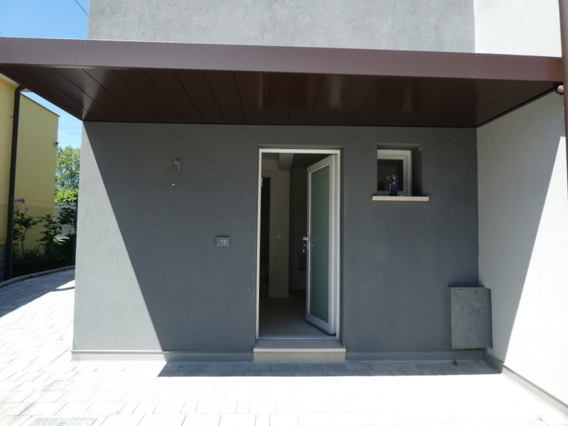 In zona ognissanti vendiamo casa singola disposta su 2 livelli RISTRUTTURATA A NUOVO.
Al piano te...