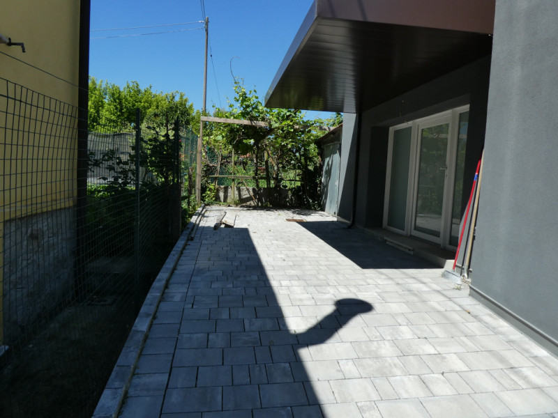 In zona ognissanti vendiamo casa singola disposta su 2 livelli RISTRUTTURATA A NUOVO.
Al piano te...