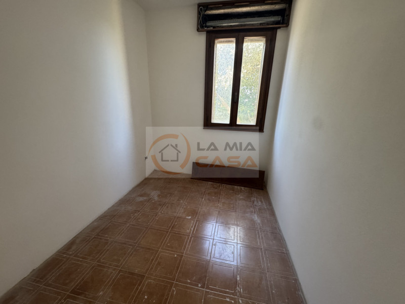 BRUGINE: appartamento al piano rialzato in palazzina di sole 4 unità composto da soggiorno con an...