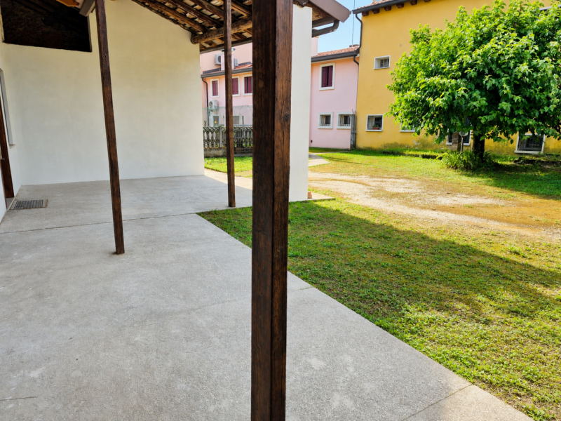 Immersa nel verde della tranquilla località Fratta di Fontaniva, ma al tempo stesso ben collegata...