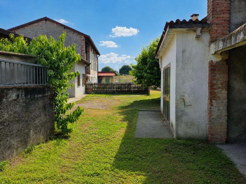 Immersa nel verde della tranquilla località Fratta di Fontaniva, ma al tempo stesso ben collegata...