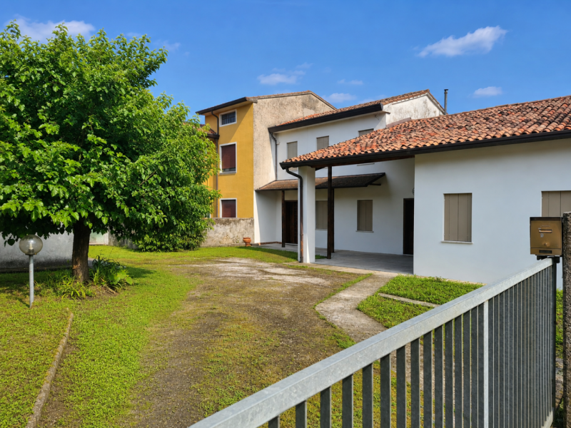 Immersa nel verde della tranquilla località Fratta di Fontaniva, ma al tempo stesso ben collegata...