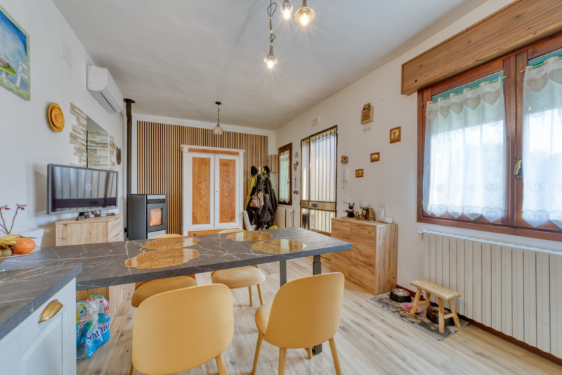 VILLAFRANCA PADOVANA -  In una zona tranquilla e immersa nel verde del comune, proponiamo in vend...