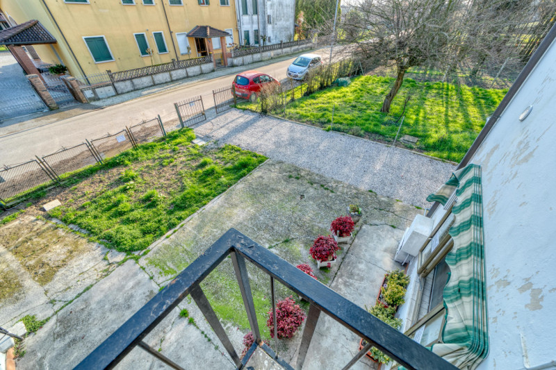 VILLAFRANCA PADOVANA -  In una zona tranquilla e immersa nel verde del comune, proponiamo in vend...