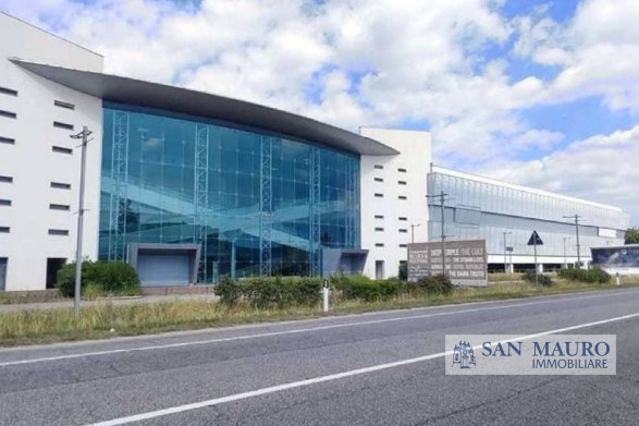 PORDENONE: VENDESI fabbricato di recente costruzione di 13.600 mq adatto a spazi commerciali, dir...