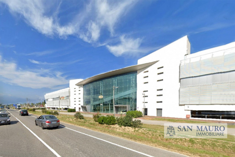 PORDENONE: VENDESI fabbricato di recente costruzione di 13.600 mq adatto a spazi commerciali, dir...
