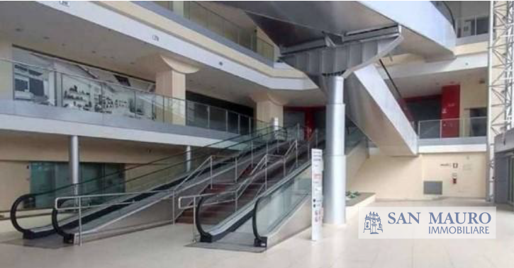 PORDENONE: VENDESI fabbricato di recente costruzione di 13.600 mq adatto a spazi commerciali, dir...