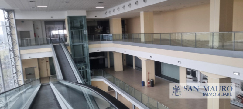 PORDENONE: VENDESI fabbricato di recente costruzione di 13.600 mq adatto a spazi commerciali, dir...