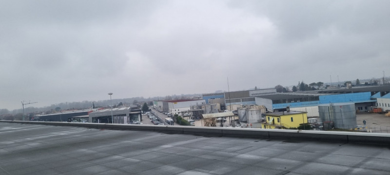 PORDENONE: VENDESI fabbricato di recente costruzione di 13.600 mq adatto a spazi commerciali, dir...