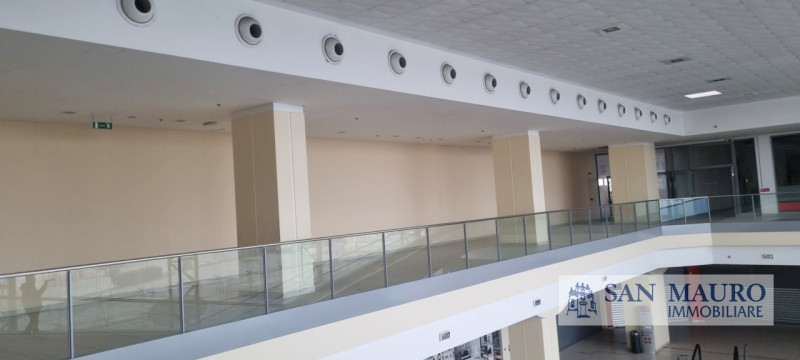 PORDENONE: VENDESI fabbricato di recente costruzione di 13.600 mq adatto a spazi commerciali, dir...