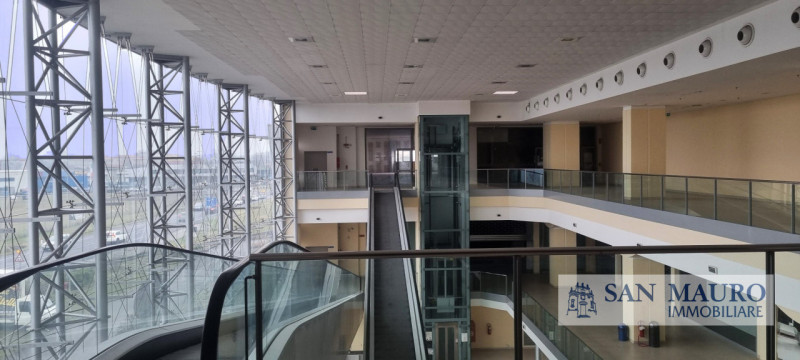 PORDENONE: VENDESI fabbricato di recente costruzione di 13.600 mq adatto a spazi commerciali, dir...
